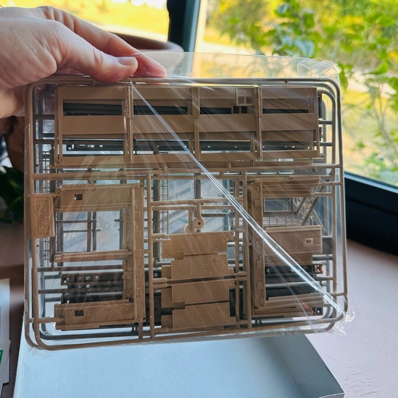 Kato 23-300 N Scale Long Engine House model railroad building kit - Picture 9 of 10